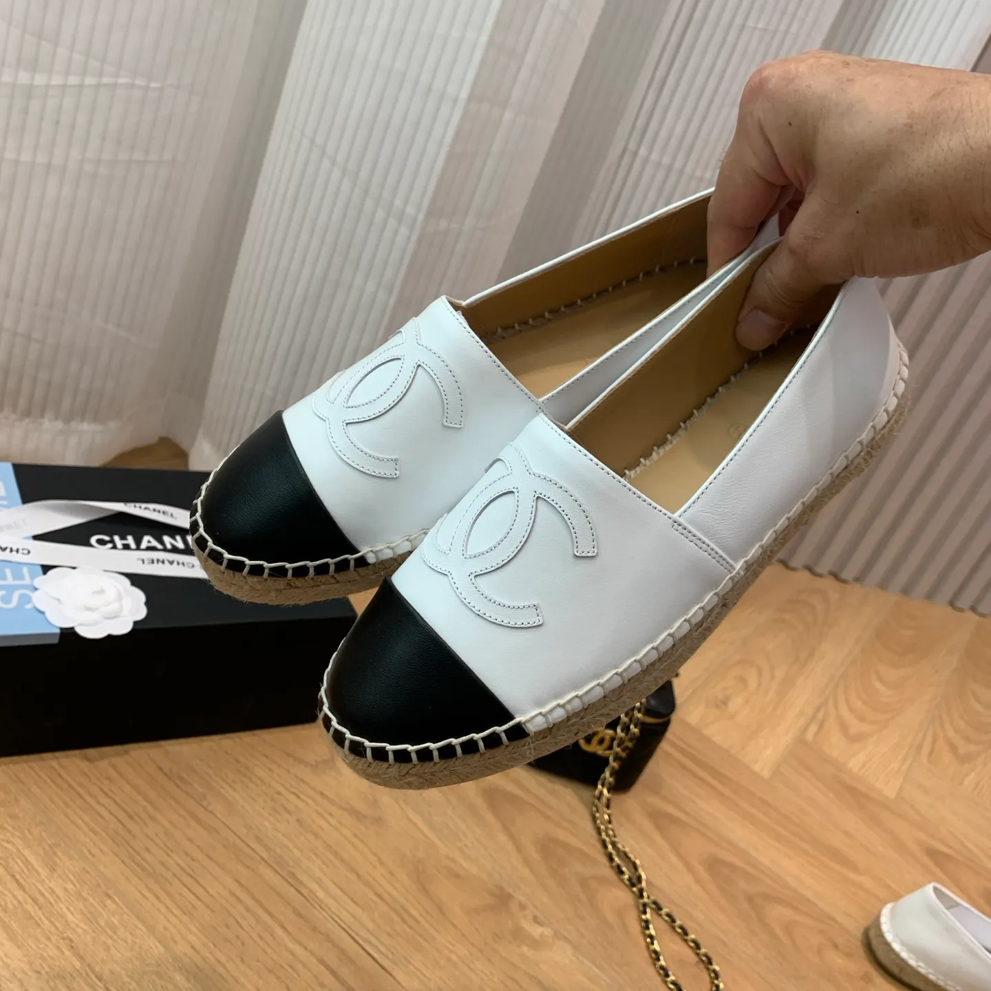 👟👟Ex-factory price 440👟👟 👑New colors are coming ✌️New version of Chanel fisherman shoes is coming❗️Delivered in a full set of top-notch packaging. The quality of my fisherman shoes has not been introduced much, everyone who has had them knows it! The original customized upper, and my outsole is the original translucent outsole, the opaque outsole is the wrong version, full set of authentic packaging ❗️ size: 35-40, running price